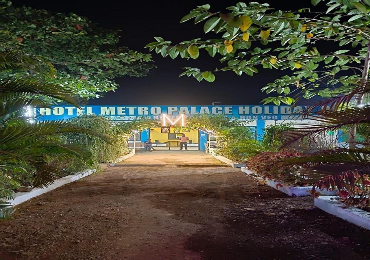 Hotel Metro Palace Resort Карджат Экстерьер фото